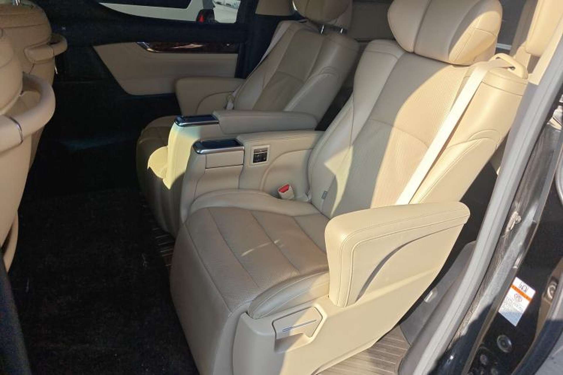 Used Toyota Alphard 2019 Dual-Engine 2.5L Luxury Edition Interior 4