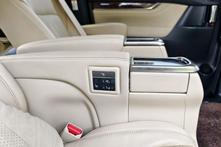 Used Toyota Alphard 2019 Dual-Engine 2.5L Luxury Edition Interior 5