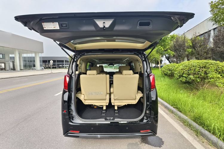 Used Toyota Alphard 2019 Dual-Engine 2.5L Luxury Edition Interior 9