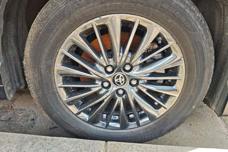 Used Toyota Alphard  Right Front Wheel Hub