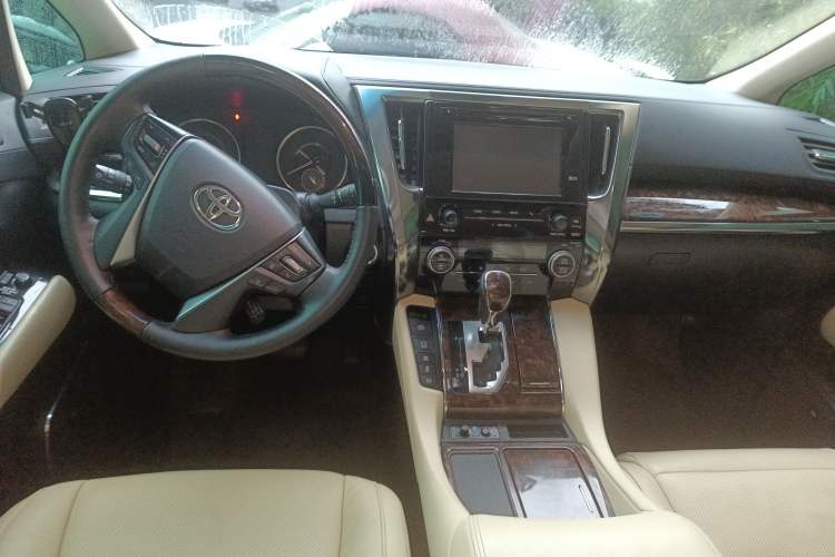 Used Toyota Alphard 2019 Dual-Engine 2.5L Luxury Edition Center Console