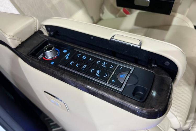 Used Toyota Alphard 2019 Dual-Engine 2.5L Prestige Edition Interior 1