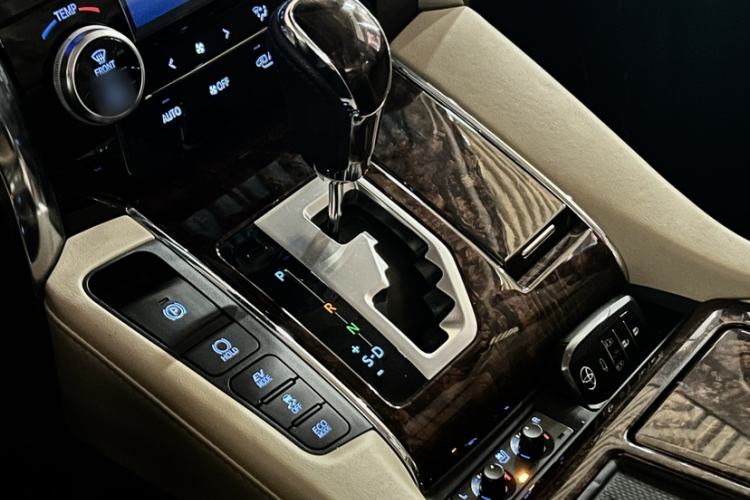 Used Toyota Alphard 2020 Dual-Engine 2.5L Luxury Edition Interior 3
