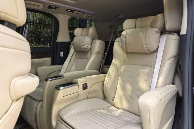 Used Toyota Alphard 2020 Dual-Engine 2.5L Luxury Edition Interior 4