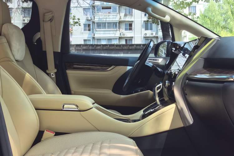 Used Toyota Alphard 2020 Dual-Engine 2.5L Luxury Edition Interior 8