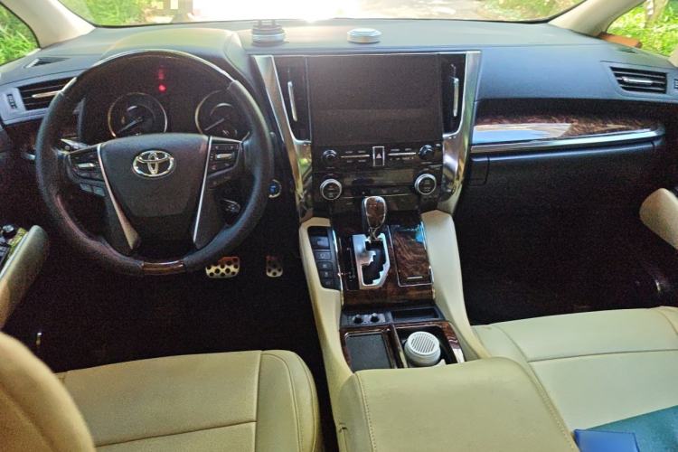 Used Toyota Alphard 2020 Dual-Engine 2.5L Luxury Edition Center Console