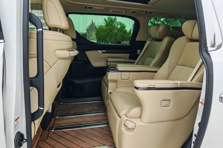 Used Toyota Alphard 2020 Dual-Engine 2.5L Prestige Edition Interior 4