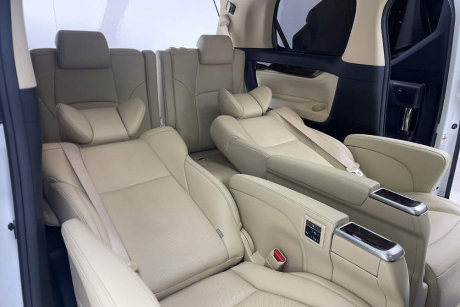 Used Toyota Alphard 2020 Dual-Engine 2.5L Luxury Edition Interior 5