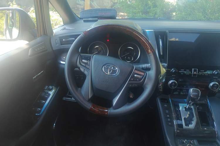 Used Toyota Alphard 2020 Dual-Motor 2.5L Golden Special Edition Steering Wheel