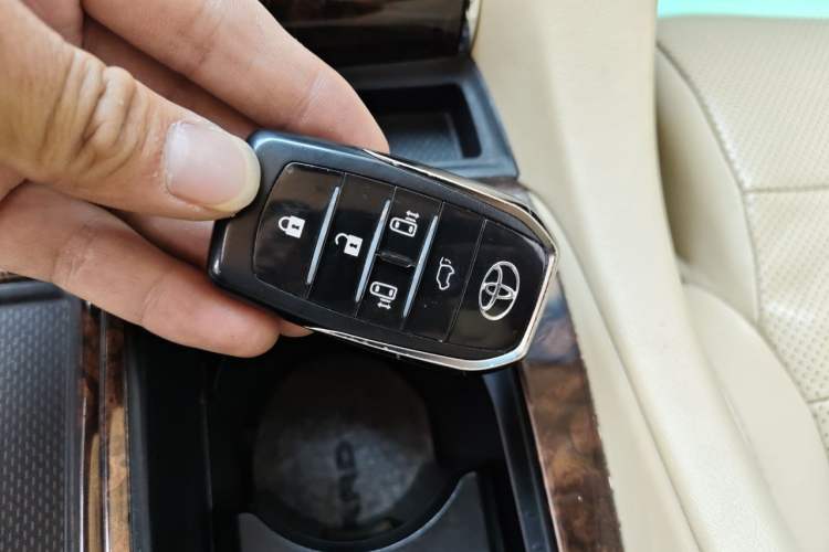 Used Toyota Alphard 2020 Dual-Engine 2.5L Luxury Edition Vehicle Key