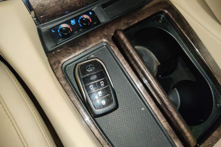 Used Toyota Alphard 2020 Dual-Engine 2.5L Luxury Edition Vehicle Key