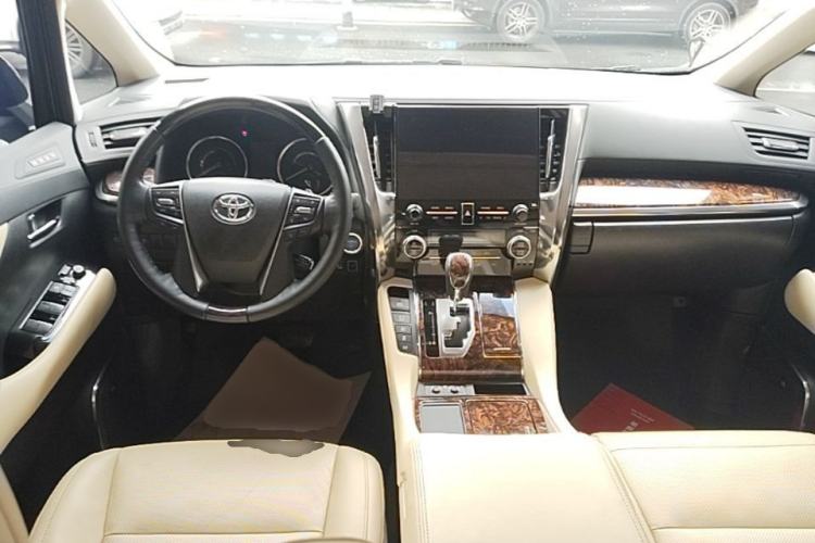 Used Toyota Alphard 2021 Dual-Engine 2.5L Luxury Edition Center Console