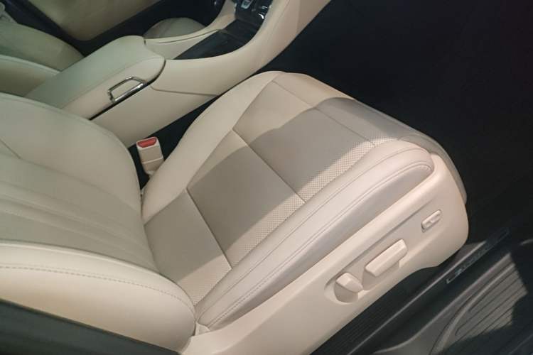 Used Toyota Alphard 2021 Dual-Motor 2.5L Premium Edition Right Front Seat