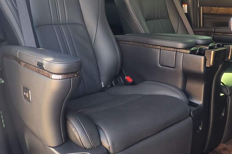 Used Toyota Alphard 2021 Dual-Engine 2.5L Prestige Edition Exterior 7
