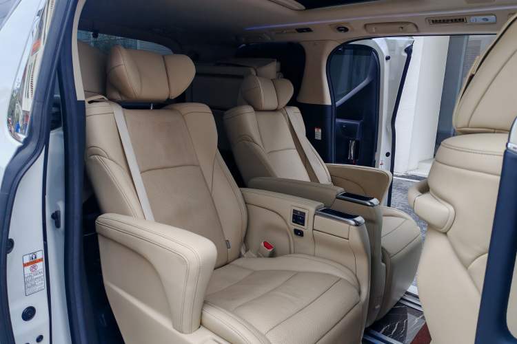 Used Toyota Alphard 2021 Dual-Engine 2.5L Luxury Edition Interior 1