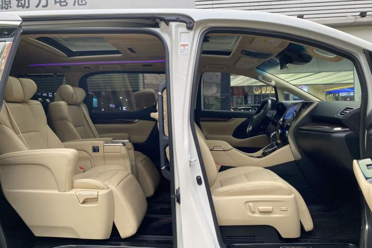 Used Toyota Alphard 2021 Dual-Engine 2.5L Luxury Edition Interior 10