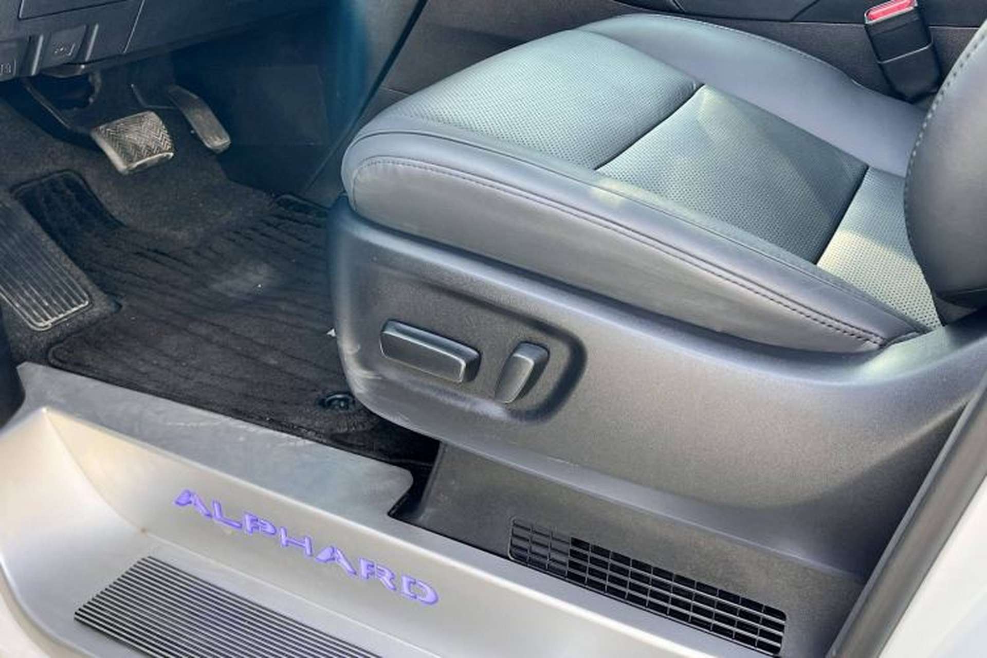 Used Toyota Alphard 2021 Dual-Engine 2.5L Prestige Edition Interior 15
