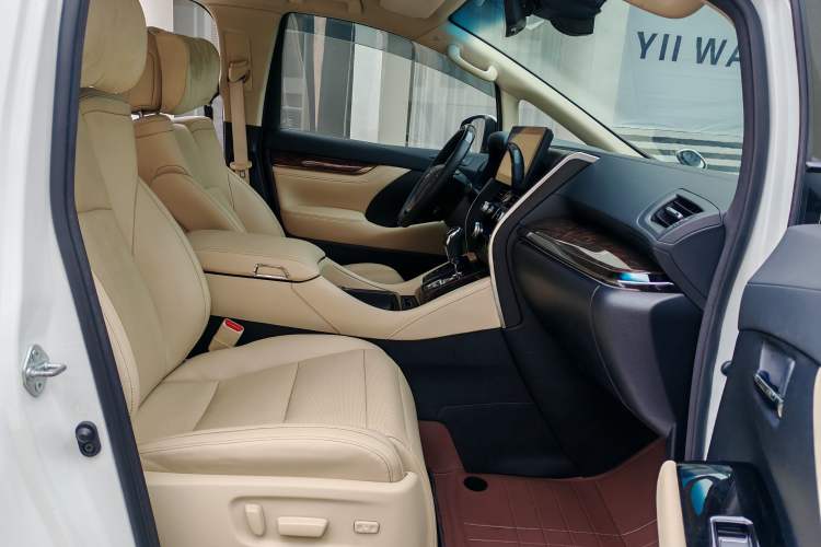 Used Toyota Alphard 2021 Dual-Engine 2.5L Luxury Edition Interior 2