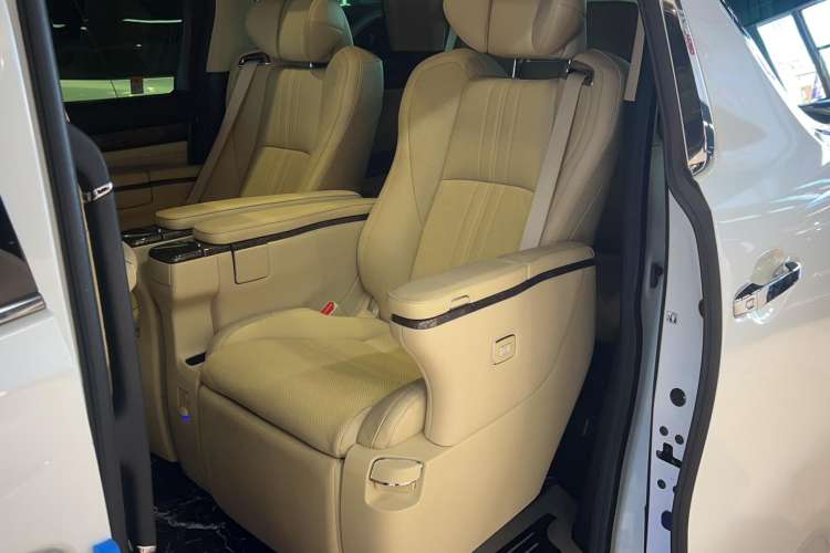 Used Toyota Alphard 2021 Dual-Engine 2.5L Prestige Edition Interior 2
