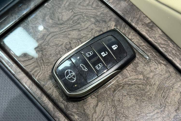 Used Toyota Alphard 2021 Dual-Motor 2.5L Premium Edition Interior 4