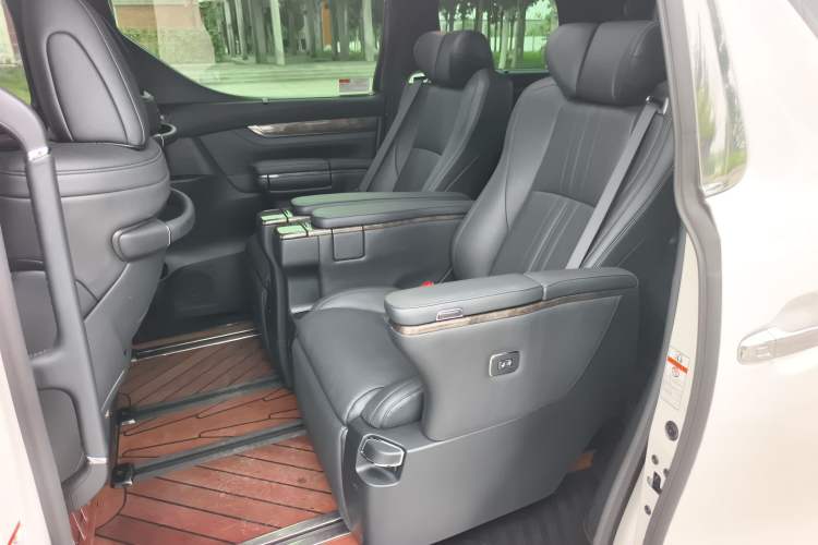 Used Toyota Alphard 2021 Dual-Motor 2.5L Premium Edition Interior 4