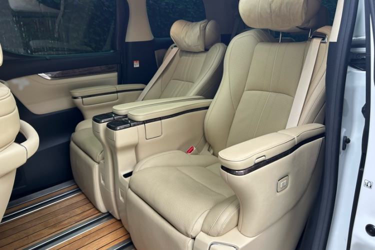 Used Toyota Alphard 2021 Dual-Motor 2.5L Premium Edition Interior 4