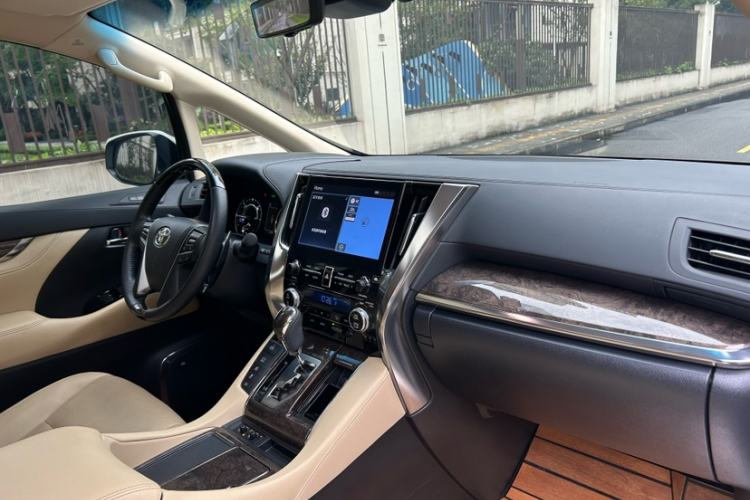 Used Toyota Alphard 2021 Dual-Motor 2.5L Premium Edition Interior 6