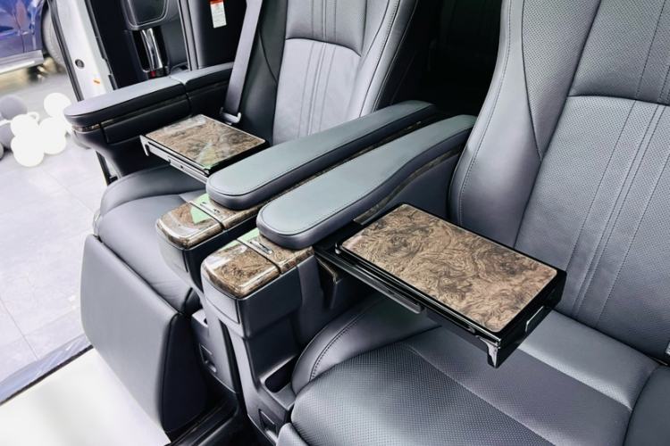 Used Toyota Alphard 2021 Dual-Motor 2.5L Premium Edition Interior 8