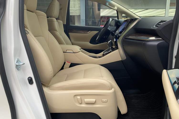 Used Toyota Alphard 2021 Dual-Engine 2.5L Luxury Edition Interior 8
