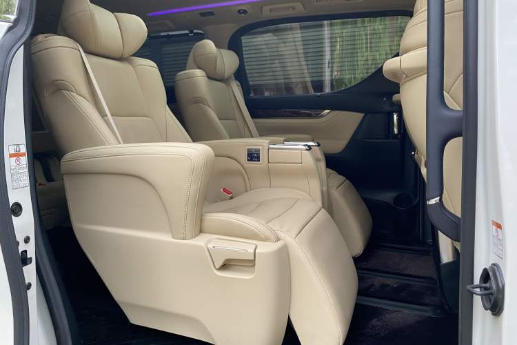 Used Toyota Alphard 2021 Dual-Engine 2.5L Luxury Edition Interior 9
