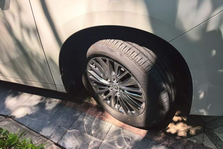 Used Toyota Alphard 2021 Dual-Engine 2.5L Luxury Edition Right Front Wheel Hub
