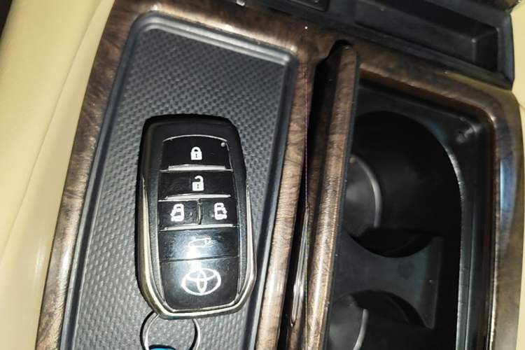Used Toyota Alphard 2021 Dual-Engine 2.5L Prestige Edition Vehicle Key