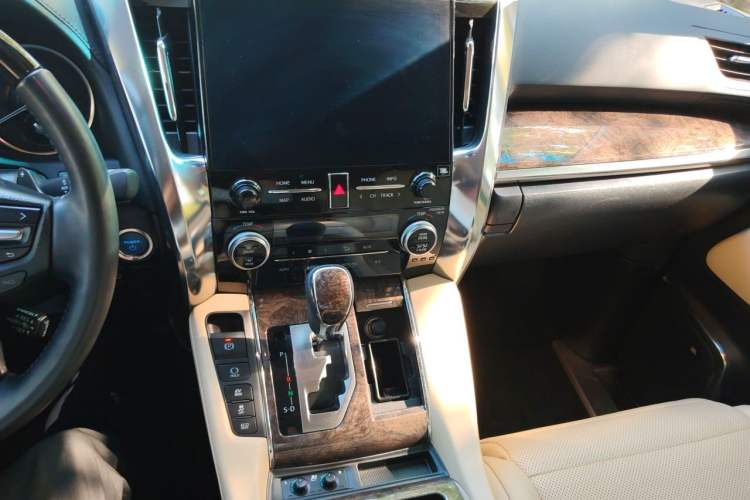 Used Toyota Alphard 2023 Dual-Motor 2.5L Premium Golden Edition Audio And AC Panel