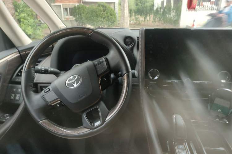 Used Toyota Alphard 2023 Dual-Motor 2.5L Premium Golden Edition Center Console