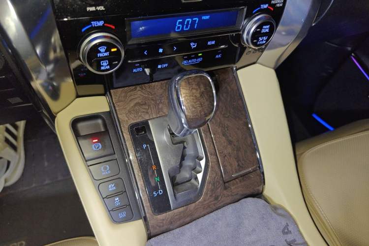 Used Toyota Alphard 2023 Dual-Motor 2.5L Premium Golden Edition Gear Lever
