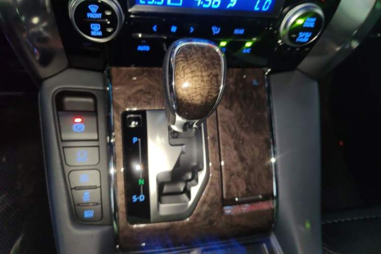 Used Toyota Alphard 2023 Dual-Motor 2.5L Premium Golden Edition Gear Lever
