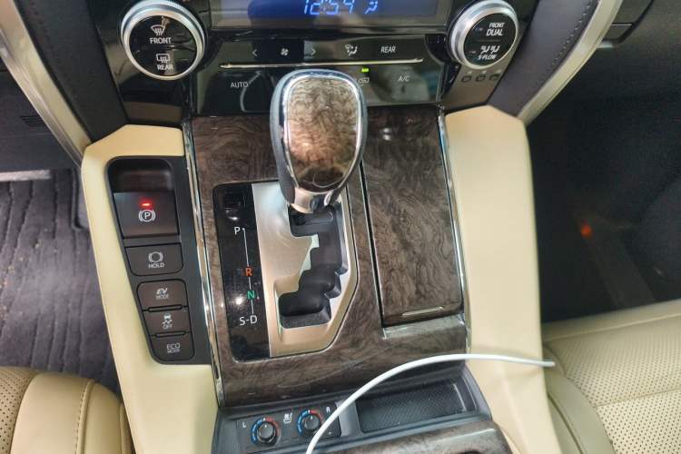 Used Toyota Alphard 2023 Dual-Motor 2.5L Premium Golden Edition Gear Lever