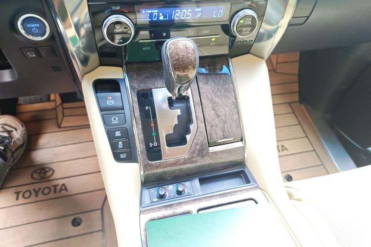 Used Toyota Alphard 2023 Dual-Motor 2.5L Premium Golden Edition Gear Lever