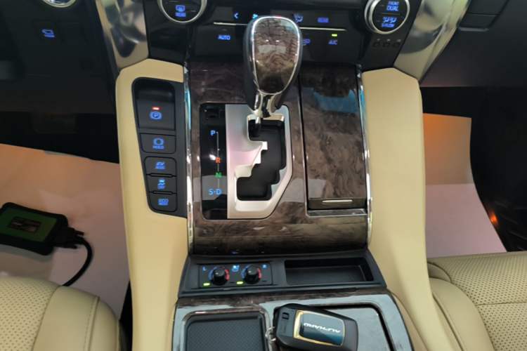 Used Toyota Alphard 2023 Dual-Motor 2.5L Premium Golden Edition Gear Lever