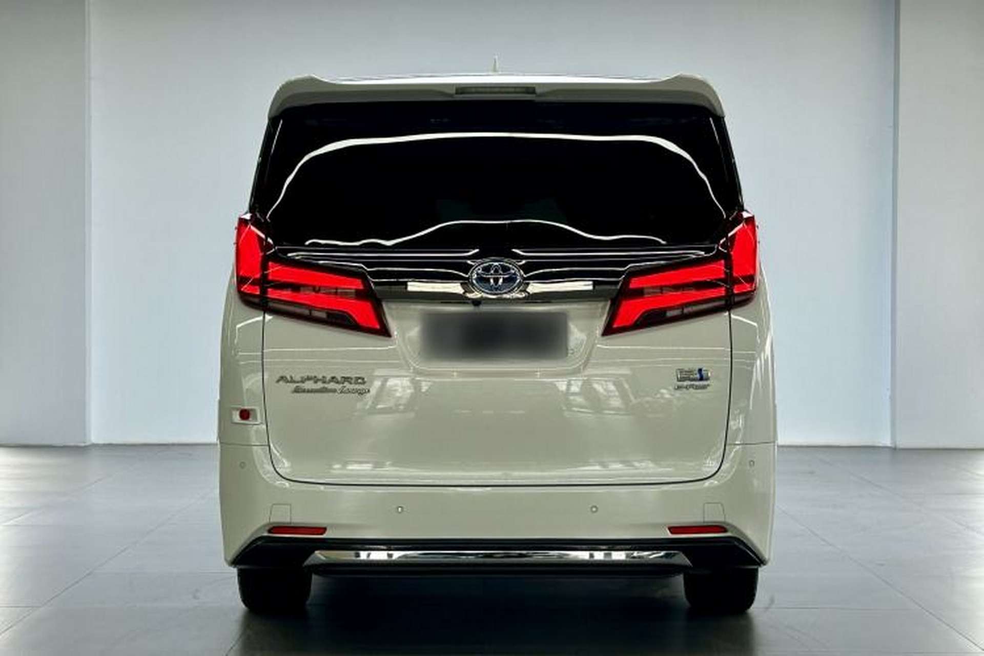 Used Toyota Alphard 2023 Dual-Motor 2.5L Premium Golden Edition Exterior 4