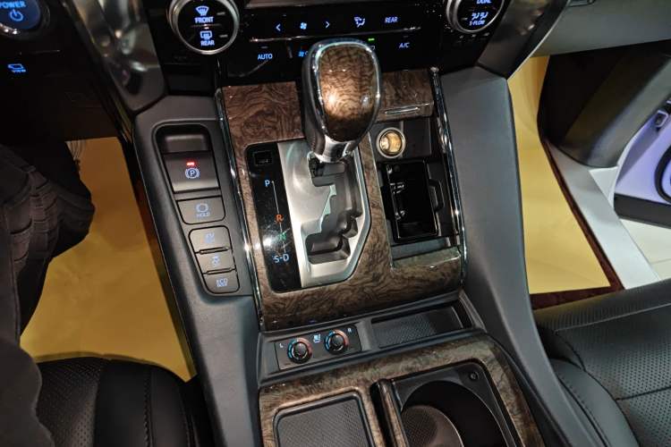 Used Toyota Alphard 2023 Dual-Motor 2.5L Premium Golden Edition Gear Lever