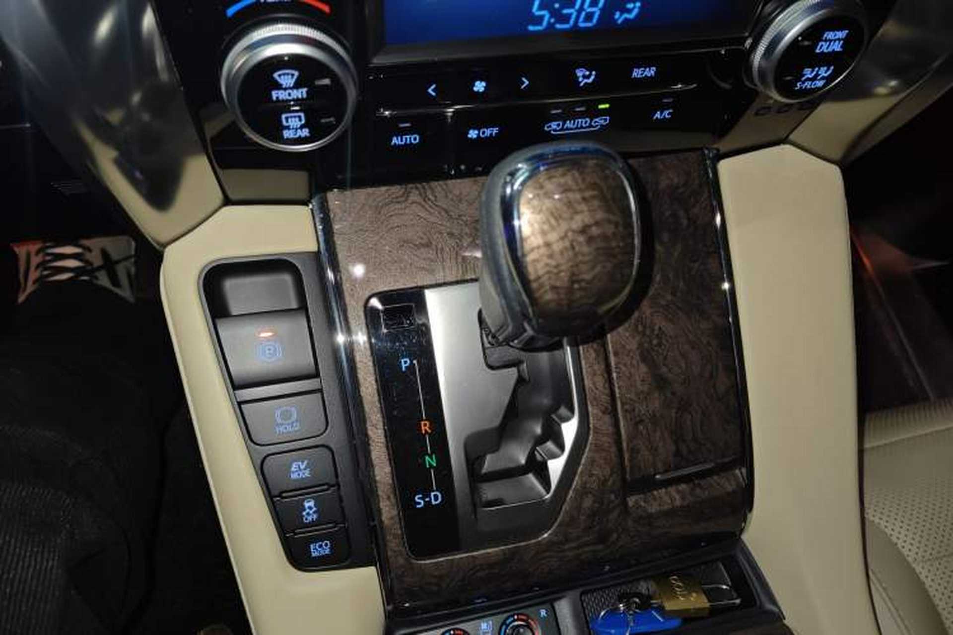 Used Toyota Alphard 2023 Dual-Motor 2.5L Premium Golden Edition Gear Lever