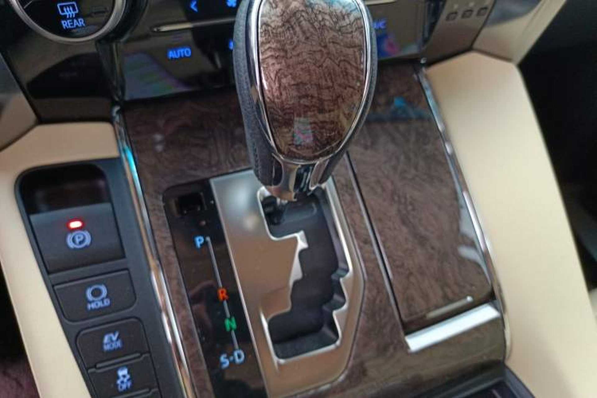 Used Toyota Alphard 2023 Dual-Motor 2.5L Premium Golden Edition Gear Lever