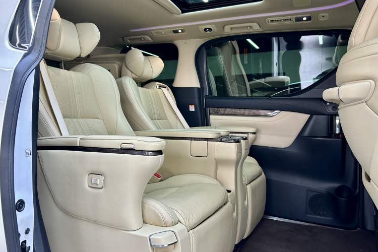 Used Toyota Alphard 2023 Dual-Motor 2.5L Premium Golden Edition Interior 4