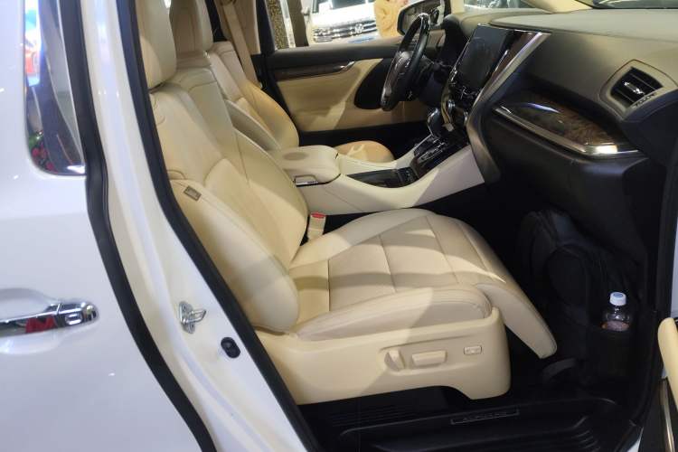 Used Toyota Alphard 2023 Dual-Motor 2.5L Premium Golden Edition Right Front Seat