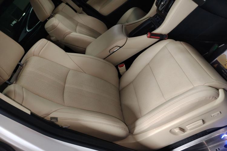 Used Toyota Alphard 2023 Dual-Motor 2.5L Premium Golden Edition Right Front Seat