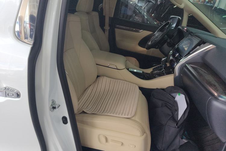 Used Toyota Alphard 2023 Dual-Motor 2.5L Premium Golden Edition Right Front Seat