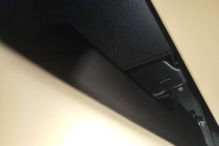 Used Toyota Alphard 2023 Dual-Motor 2.5L Premium Golden Edition Right Side Sill