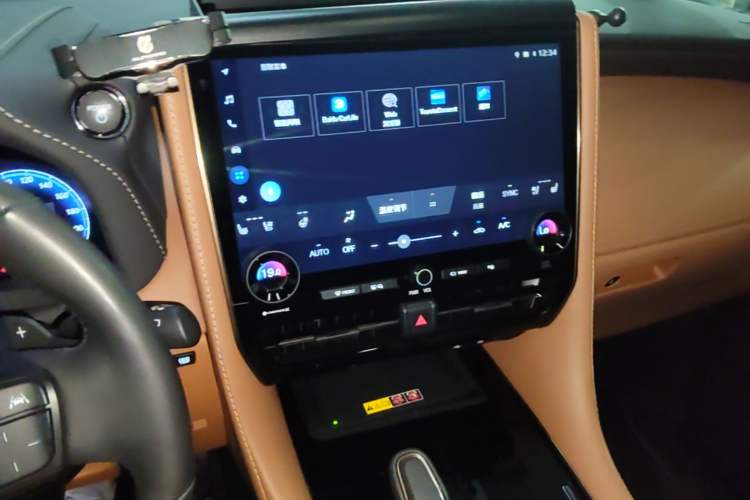 Used Toyota Alphard 2024 Dual-Engine 2.5L Deluxe Edition Audio And AC Panel