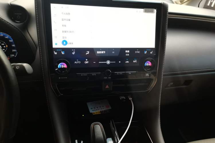 Used Toyota Alphard 2024 Dual-Engine 2.5L Deluxe Edition Audio And AC Panel